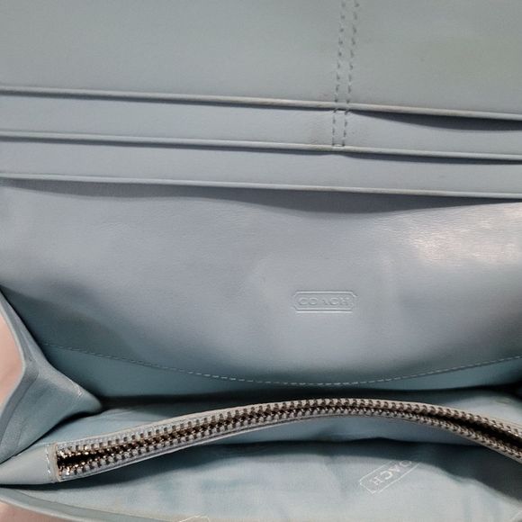 Coach Classic Logo Bifold Wallet. - Picture 8 of 11